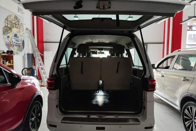 Used FORTHING Lingzhi M5 2020 Long-Range Luxury 7-Seater Model Trunk