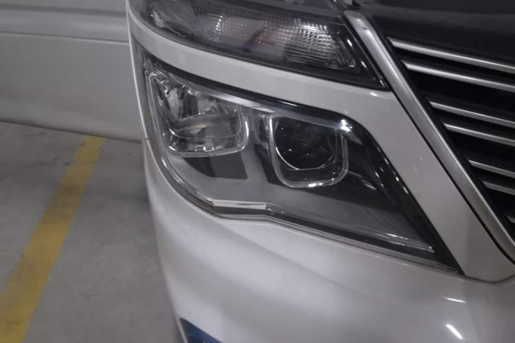 Used FORTHING Lingzhi M5 2021 Passenger Version Deluxe 7-Seater Right Front Headlight