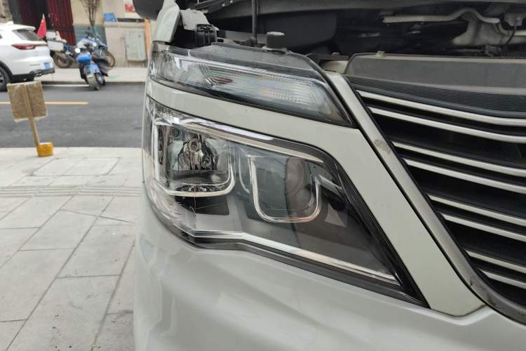 Used FORTHING Lingzhi M5 2021 Passenger Version Comfort Model 7 Seats Right Front Headlight