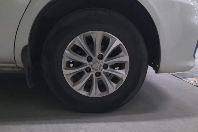 Used FORTHING Lingzhi M5 2021 Passenger Version Deluxe 7-Seater Right Front Wheel Hub