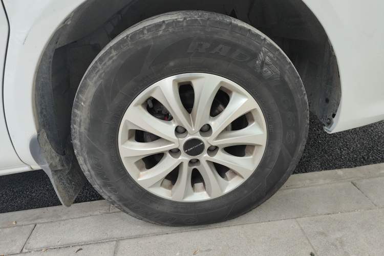 Used FORTHING Lingzhi M5 2021 Passenger Version Comfort Model 7 Seats Right Front Wheel Hub
