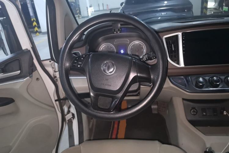 Used FORTHING Lingzhi M5 2021 Passenger Version Deluxe 7-Seater Steering Wheel