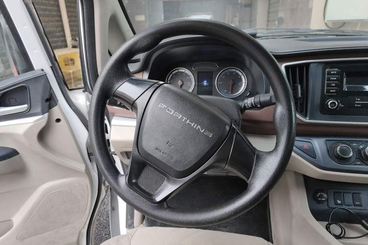 Used FORTHING Lingzhi M5 2021 Passenger Version Comfort Model 7 Seats Steering Wheel