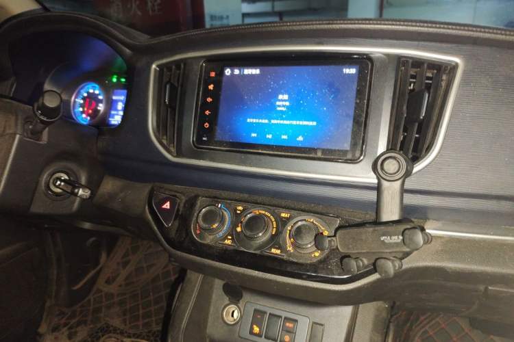 Used FORTHING Lingzhi M5 2022 Standard Edition Luxury 7-Seater Audio And AC Panel