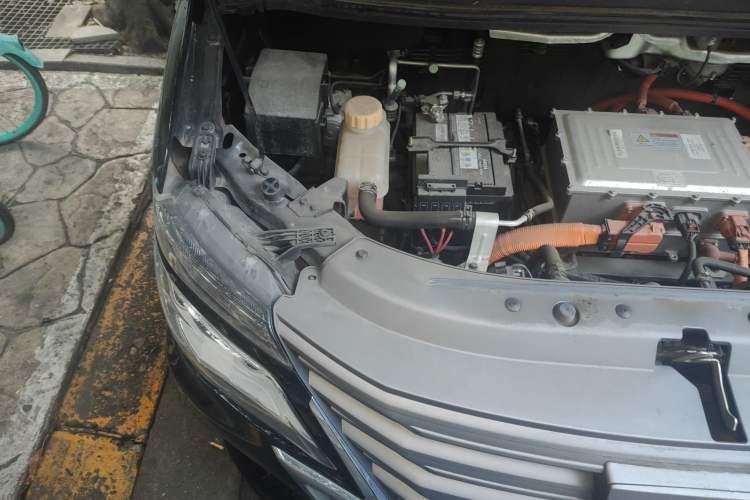 Used FORTHING Lingzhi M5 2022 Passenger Version Standard Model 9-Seater Engine Bay Right