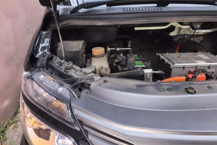 Used FORTHING Lingzhi M5 2022 Standard Edition Luxury 7-Seater Engine Bay Right