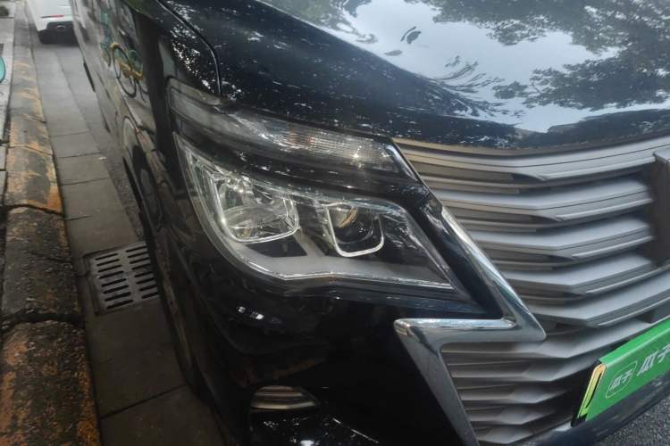 Used FORTHING Lingzhi M5 2022 Passenger Version Standard Model 9-Seater Right Front Headlight