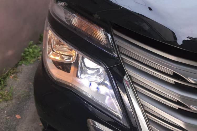 Used FORTHING Lingzhi M5 2022 Standard Edition Luxury 7-Seater Right Front Headlight