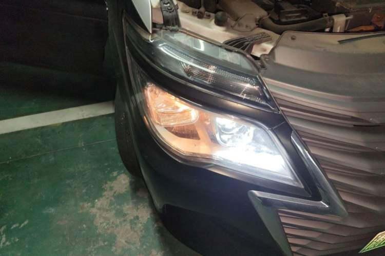 Used FORTHING Lingzhi M5 2022 Standard Edition Luxury 7-Seater Right Front Headlight