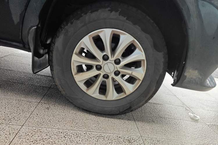 Used FORTHING Lingzhi M5 2022 Comfort Model 7 Seats Right Front Wheel Hub
