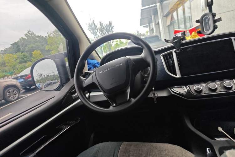 Used FORTHING Lingzhi M5 2022 Comfort Model 7 Seats Steering Wheel