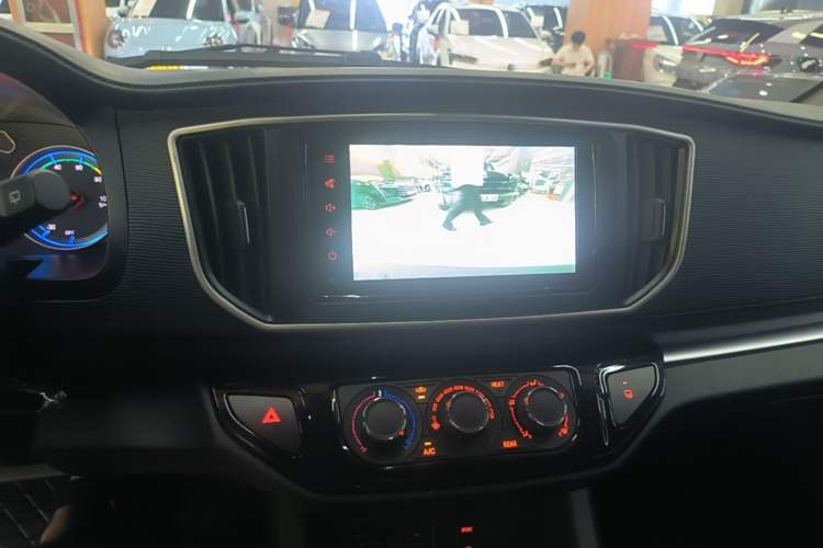 Used FORTHING Lingzhi M5 2022 Standard Edition Luxury 7-Seater Audio And AC Panel