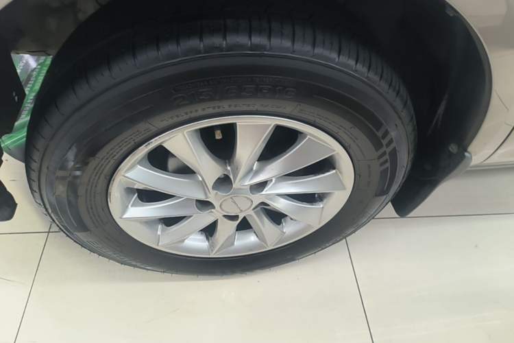 Used FORTHING Lingzhi M5 2022 Standard Edition Luxury 7-Seater Left Front Wheel Hub