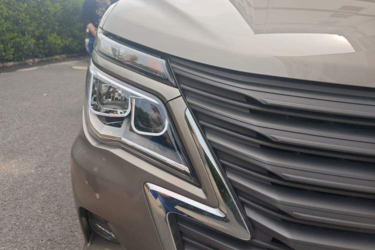 Used FORTHING Lingzhi M5 2022 Passenger Version Luxury Model 9 Seats Right Front Headlight