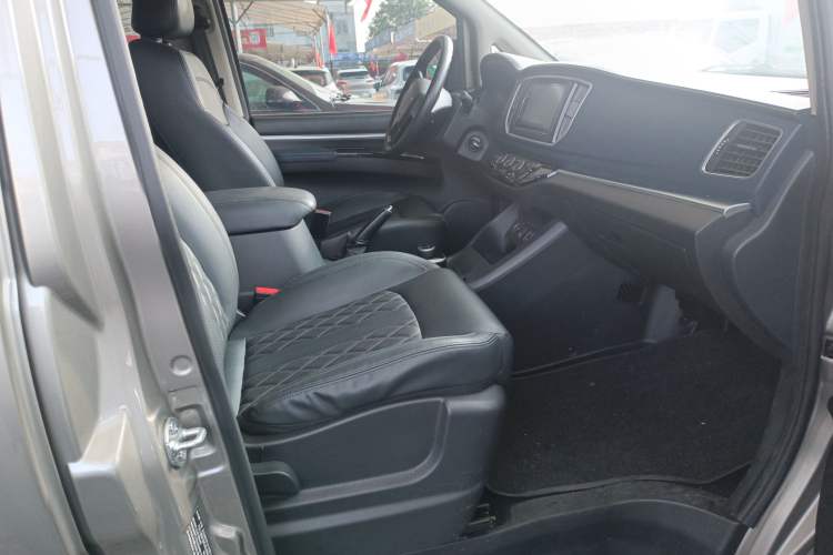 Used FORTHING Lingzhi M5 2022 Standard Edition Luxury 7-Seater Right Front Seat