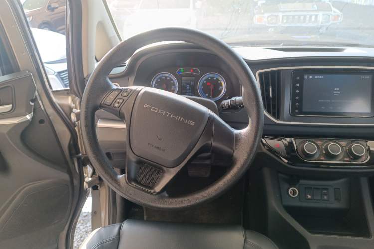 Used FORTHING Lingzhi M5 2022 Standard Edition Luxury 7-Seater Steering Wheel