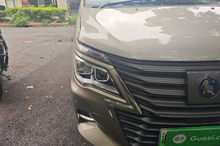 Used FORTHING Lingzhi M5 2022 Passenger Version Luxury Model 7 Seats Right Front Headlight