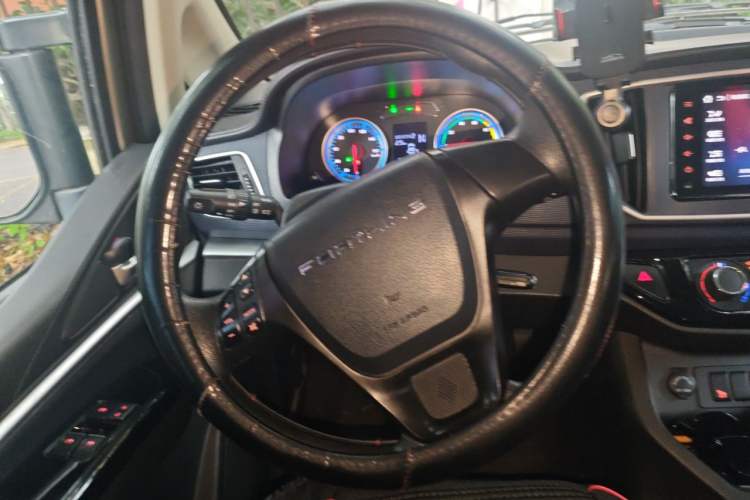 Used FORTHING Lingzhi M5 2022 Passenger Version Luxury Model 7 Seats Steering Wheel