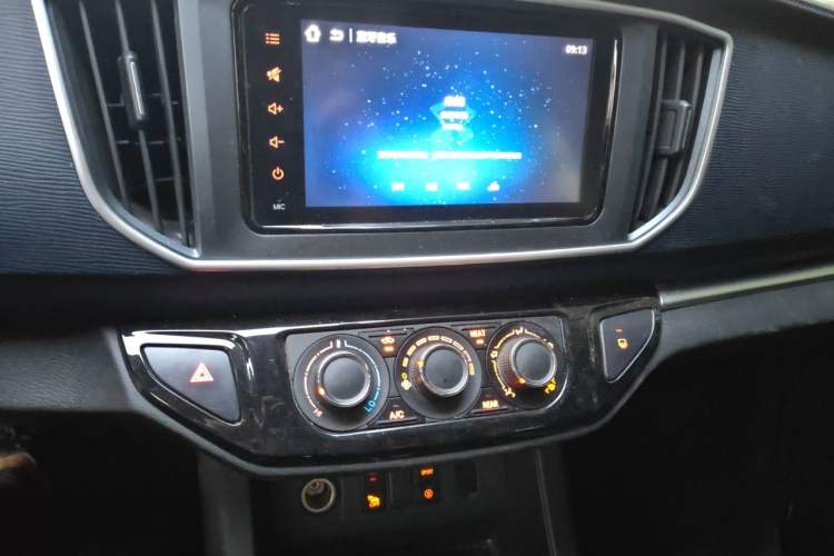 Used FORTHING Lingzhi M5 2022 Standard Edition Luxury 7-Seater Audio And AC Panel
