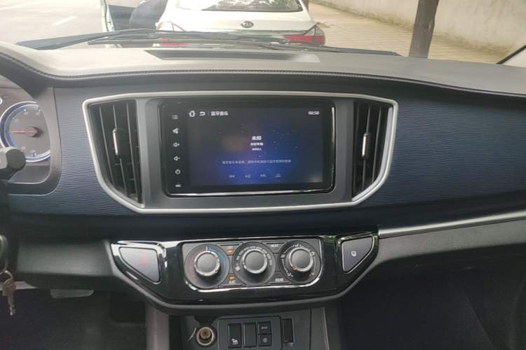 Used FORTHING Lingzhi M5 2022 Standard Edition Luxury 7-Seater Audio And AC Panel
