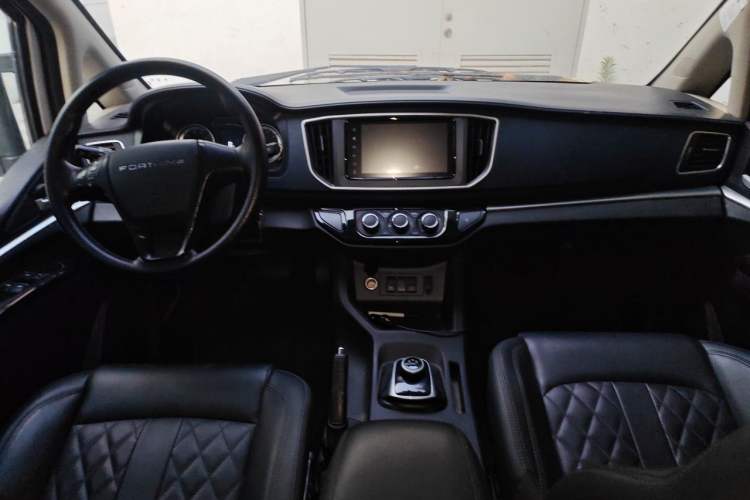 Used FORTHING Lingzhi M5 2022 Standard Edition Luxury 7-Seater Center Console