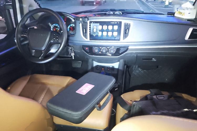 Used FORTHING Lingzhi M5 2022 Passenger Version Standard Model 9-Seater Center Console