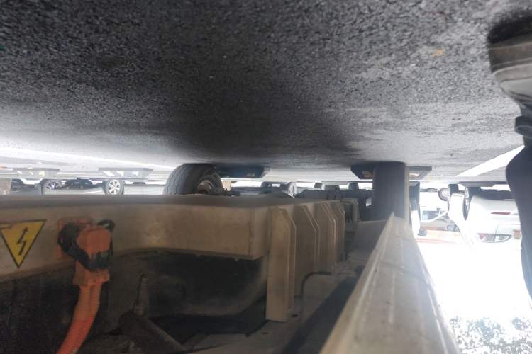 Used FORTHING Lingzhi M5 2022 Standard Version Base Model 7 Seats Chassis Front Right