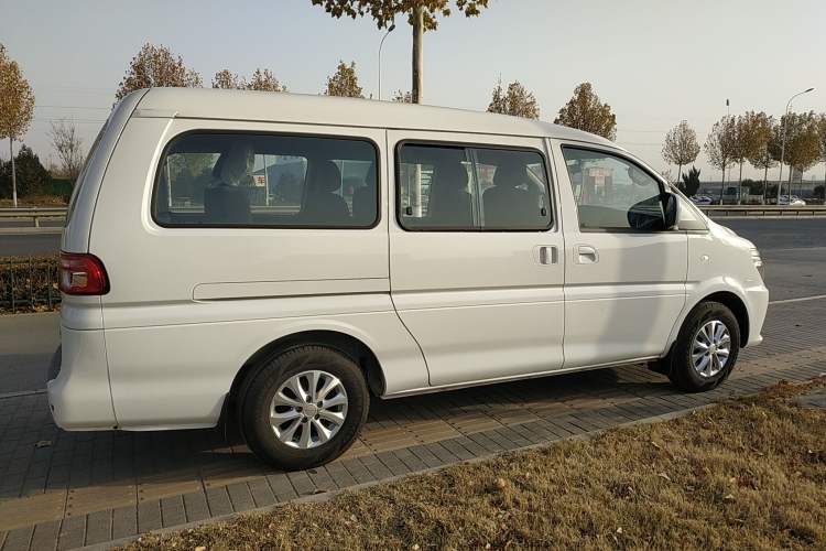 Used FORTHING Lingzhi M5 2022 Standard Version Base Model 7 Seats Exterior 3