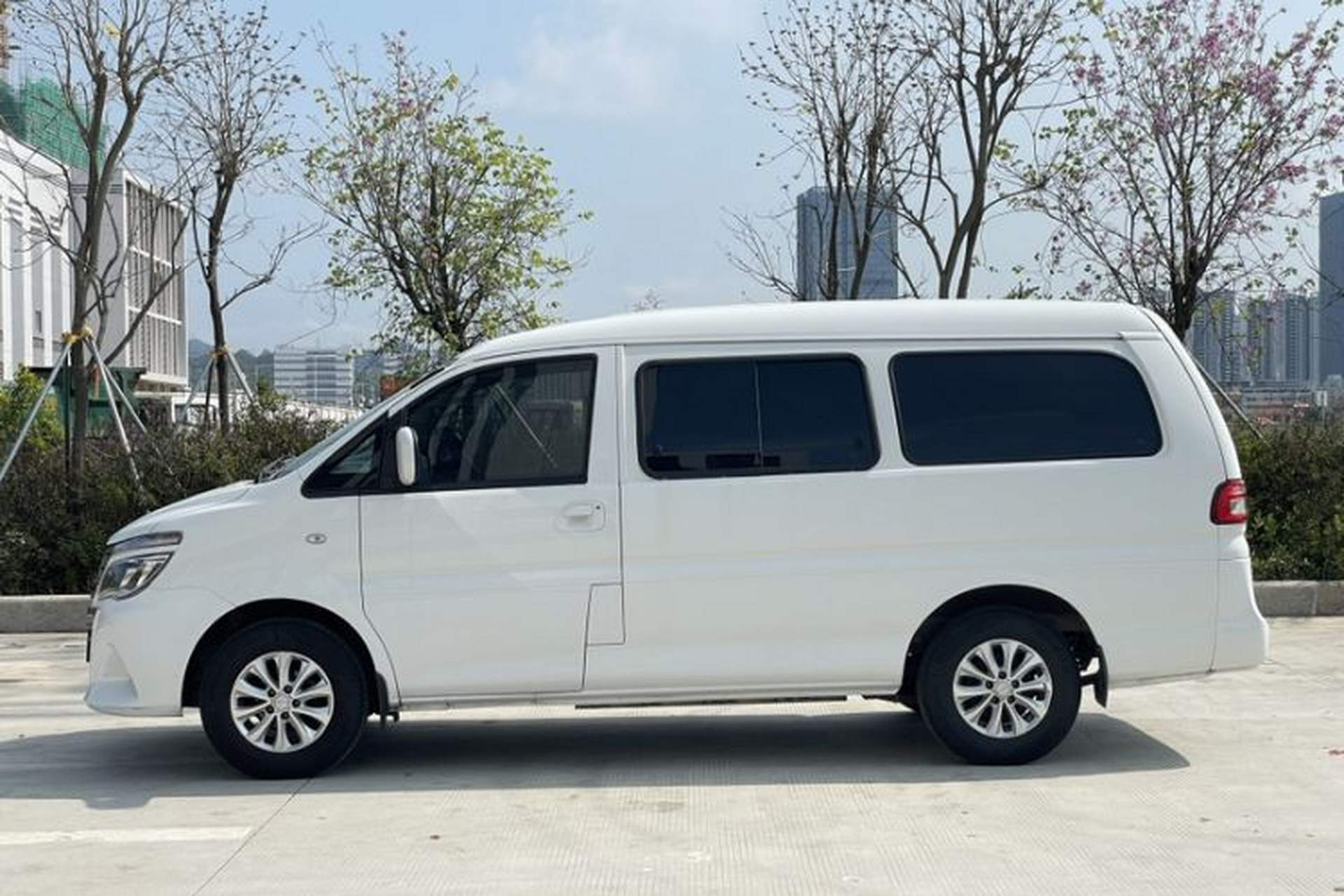 Used FORTHING Lingzhi M5 2022 Comfort Model 7 Seats Exterior 4
