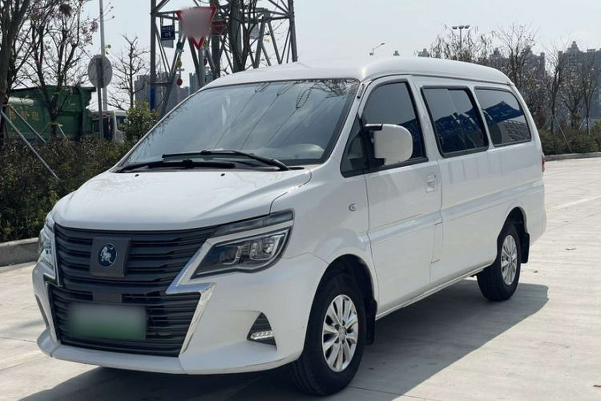 Used FORTHING Lingzhi M5 2022 Comfort Model 7 Seats Front Left 45 Deg