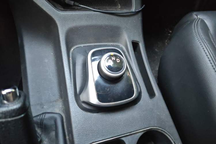 Used FORTHING Lingzhi M5 2022 Standard Edition Luxury 7-Seater Gear Lever
