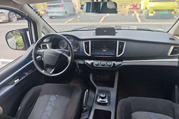 Used FORTHING Lingzhi M5 2022 Standard Version Base Model 7 Seats Interior 2