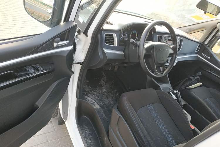 Used FORTHING Lingzhi M5 2022 Standard Version Base Model 7 Seats Interior 3