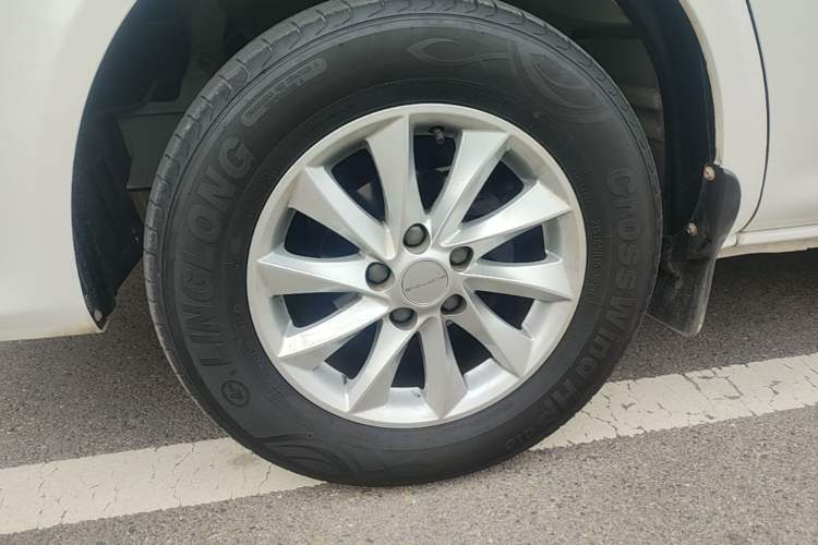 Used FORTHING Lingzhi M5 2022 Standard Edition Luxury 7-Seater Left Front Wheel Hub