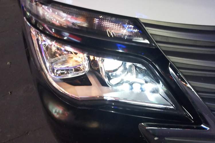 Used FORTHING Lingzhi M5 2022 Passenger Version Standard Model 9-Seater Right Front Headlight