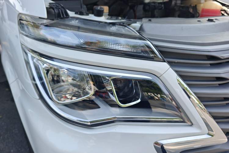 Used FORTHING Lingzhi M5 2022 Passenger Version Luxury Model 7 Seats Right Front Headlight
