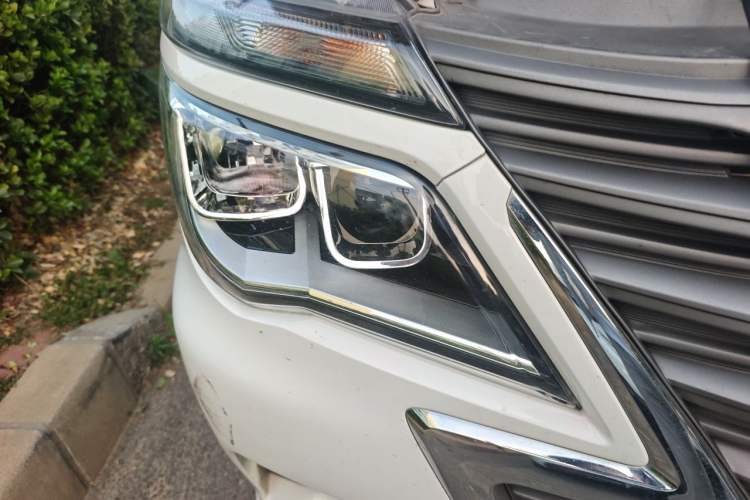 Used FORTHING Lingzhi M5 2022 Standard Edition Basic Model 9-Seater Right Front Headlight