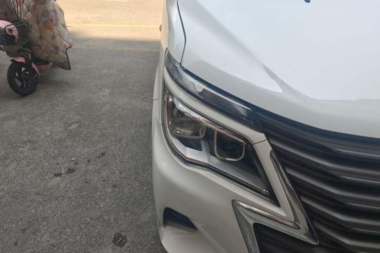 Used FORTHING Lingzhi M5 2022 Standard Edition Luxury 7-Seater Right Front Headlight