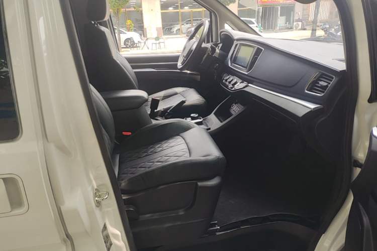 Used FORTHING Lingzhi M5 2022 Standard Edition Luxury 7-Seater Right Front Seat