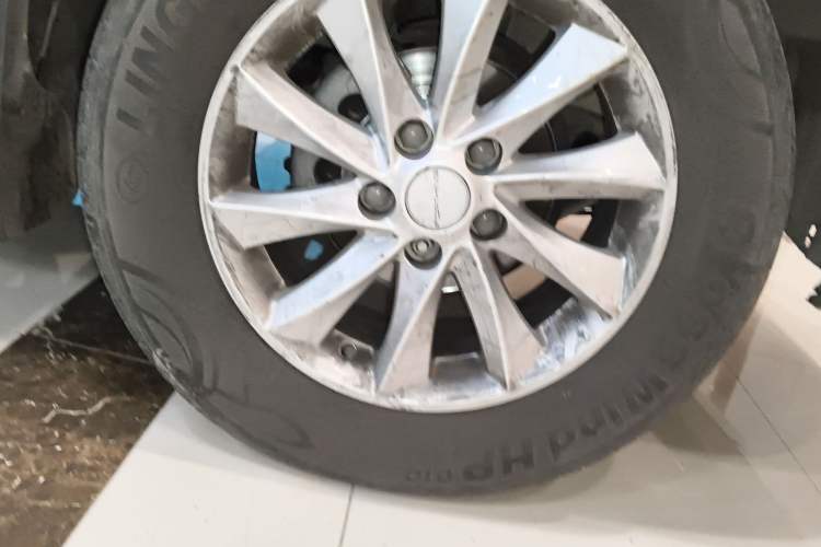 Used FORTHING Lingzhi M5 2022 Standard Edition Luxury 7-Seater Right Front Wheel Hub