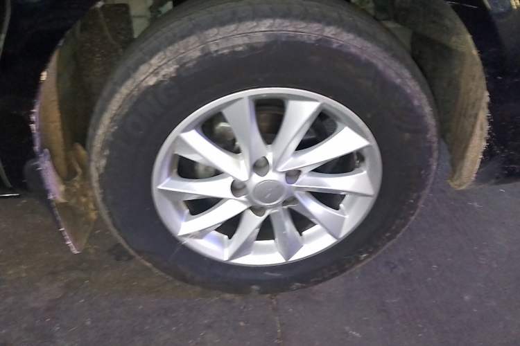 Used FORTHING Lingzhi M5 2022 Passenger Version Standard Model 9-Seater Right Front Wheel Hub