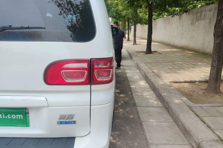 Used FORTHING Lingzhi M5 2022 Standard Edition Luxury 7-Seater Right Rear Taillight
