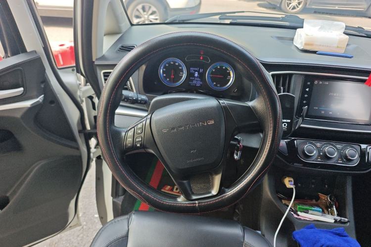 Used FORTHING Lingzhi M5 2022 Passenger Version Luxury Model 7 Seats Steering Wheel