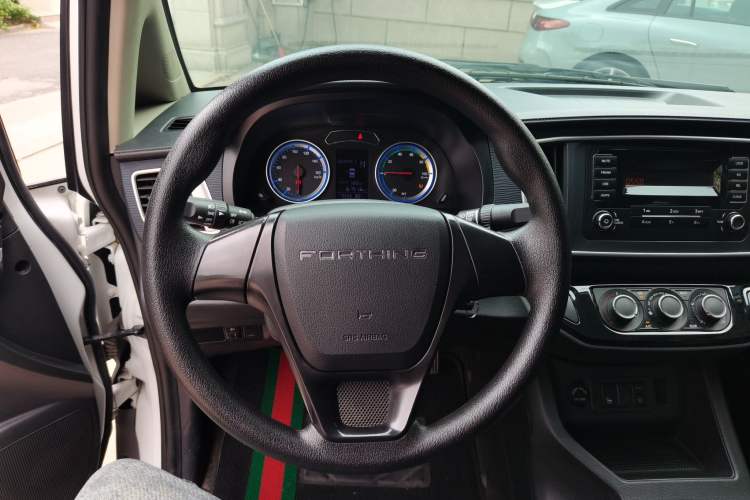 Used FORTHING Lingzhi M5 2022 Standard Version Base Model 7 Seats Steering Wheel
