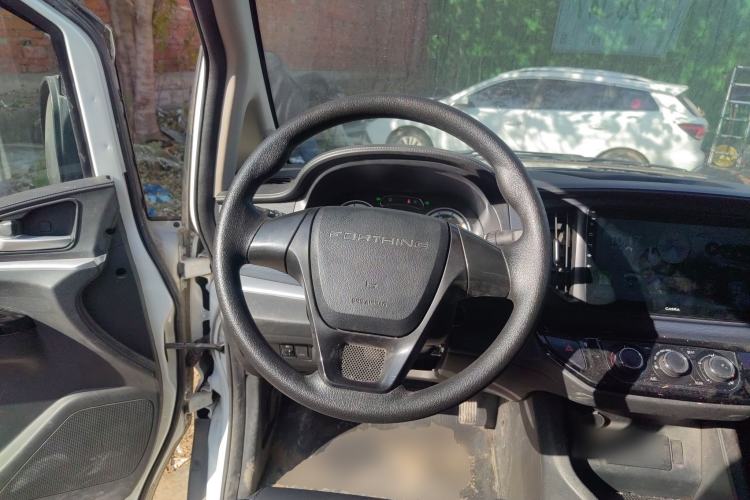Used FORTHING Lingzhi M5 2022 Comfort Model 7 Seats Steering Wheel