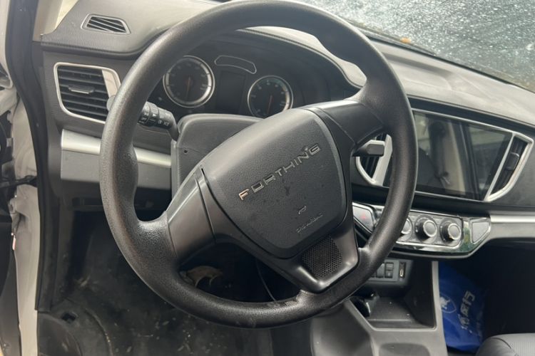 Used FORTHING Lingzhi M5 2022 Standard Version Base Model 7 Seats Steering Wheel