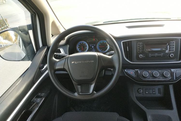 Used FORTHING Lingzhi M5 2022 Standard Version Base Model 7 Seats Steering Wheel