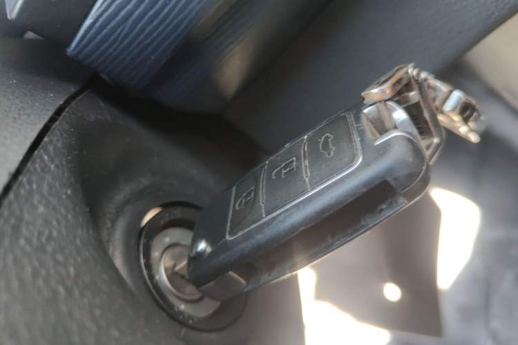 Used FORTHING Lingzhi M5 2022 Standard Version Base Model 7 Seats Vehicle Key