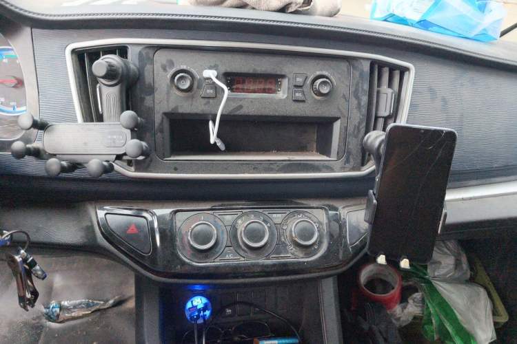 Used FORTHING Lingzhi M5 2023 Passenger Version Classic Style 5 Seats Audio And AC Panel