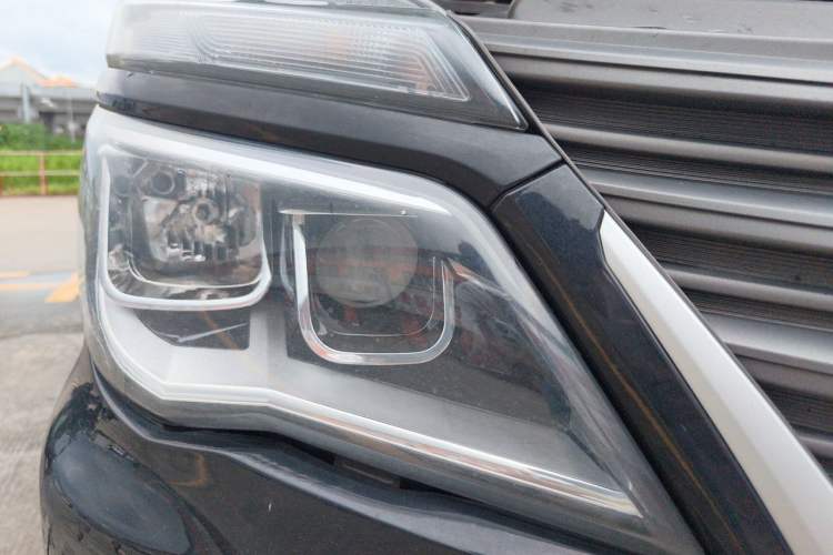 Used FORTHING Lingzhi M5 2023 Passenger Version Classic Style 5 Seats Right Front Headlight